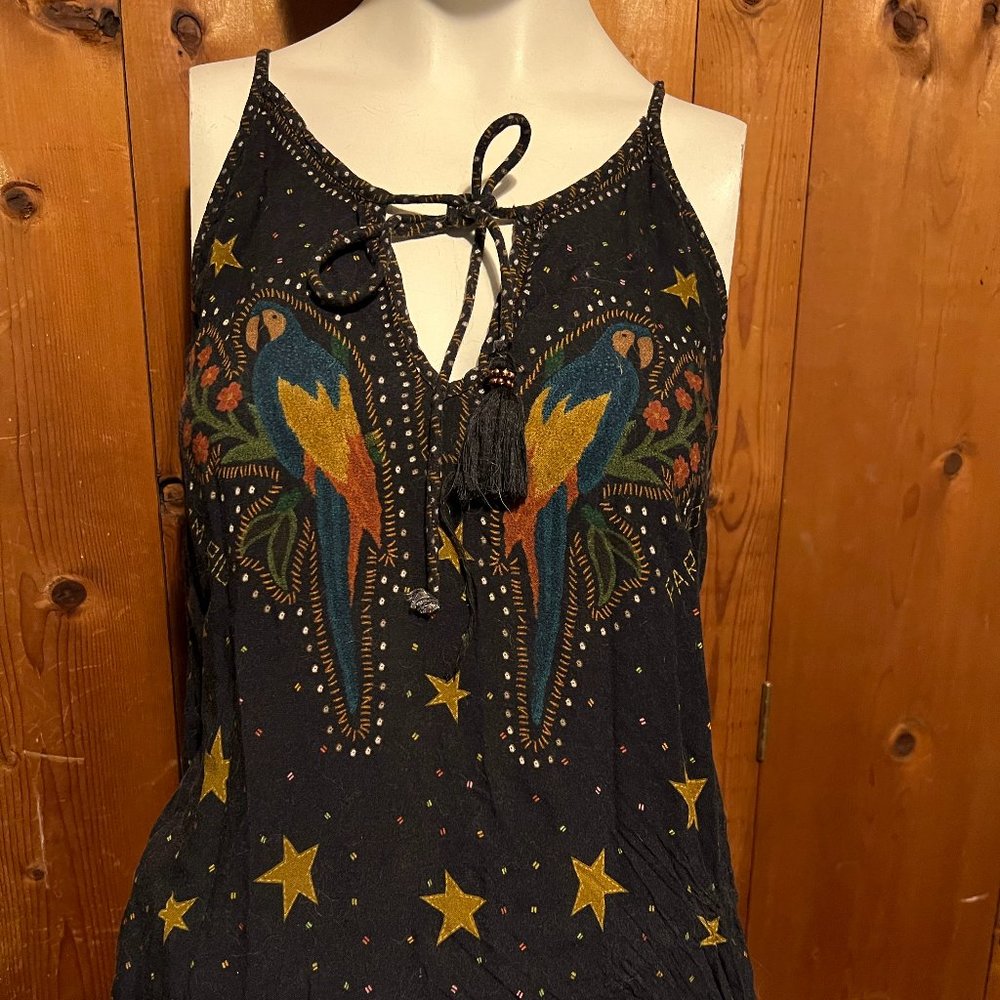 BUNDLE2$10 Farm Rio parrot & jaguar top Size small but altered